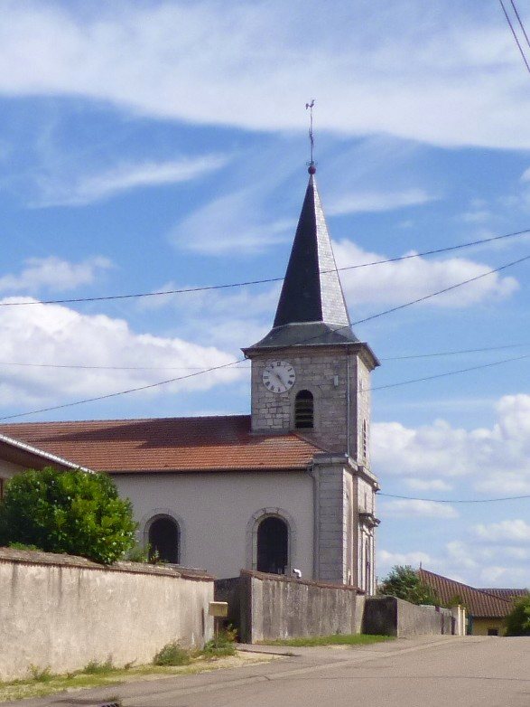 L’église Saint-Hubert de Mamey et son clocher de pierre.