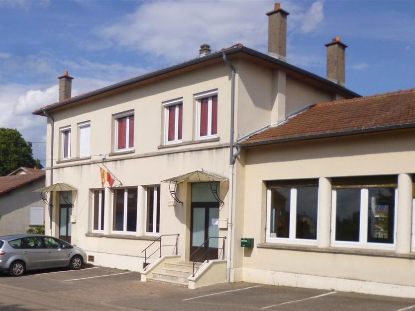 La façade de la mairie de Mamey, bâtiment clair à deux étages avec le drapeau tricolore.