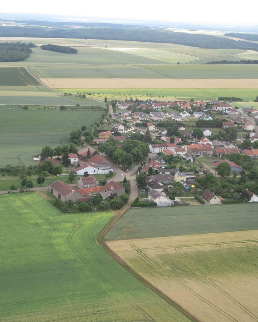 Mamey vu du ciel : le village, ses rues et les champs alentour.