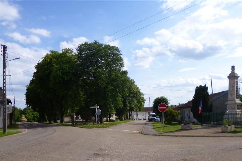 La place Marguerite Guichard, ses grands arbres et le monument aux morts.